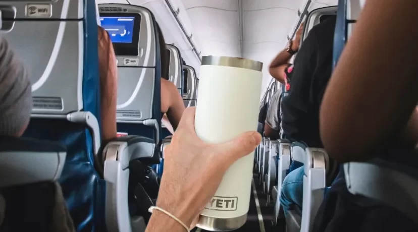¿Se permiten botellas de Yeti en los aviones?