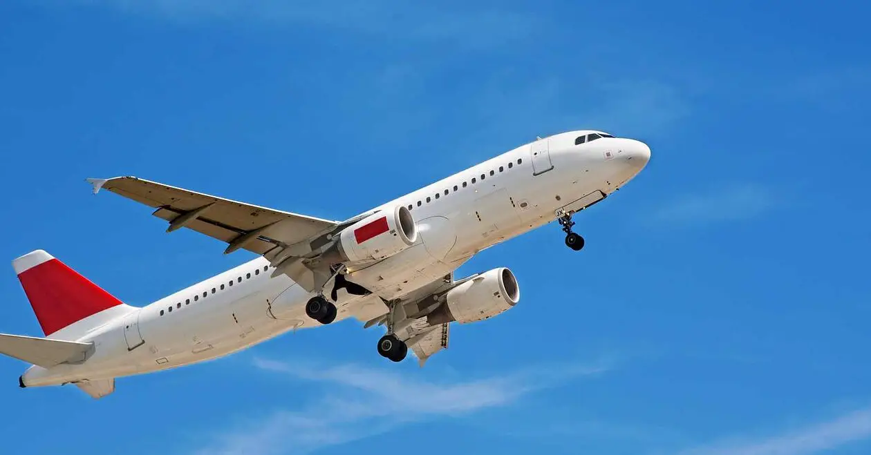 ¿Puedes llevar una linterna en un avión?