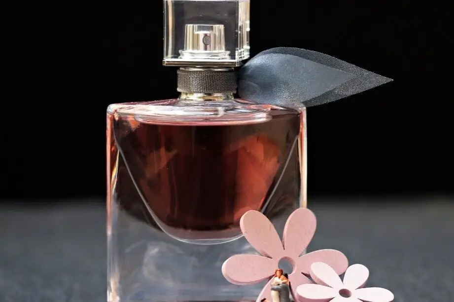 ¿Se puede llevar colonia o perfume en un avión?