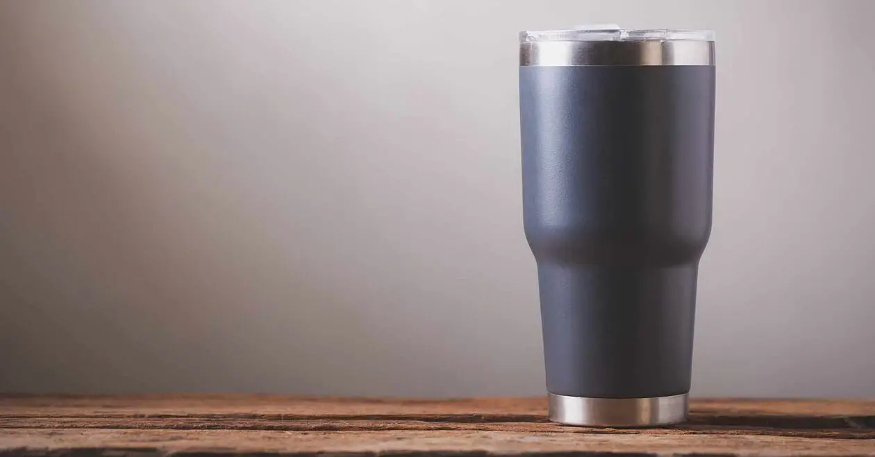 ¿Se puede llevar una copa Yeti en un avión?