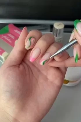 Una mujer se hace una manicura en gel en un avión, pero algunos dicen que debería...