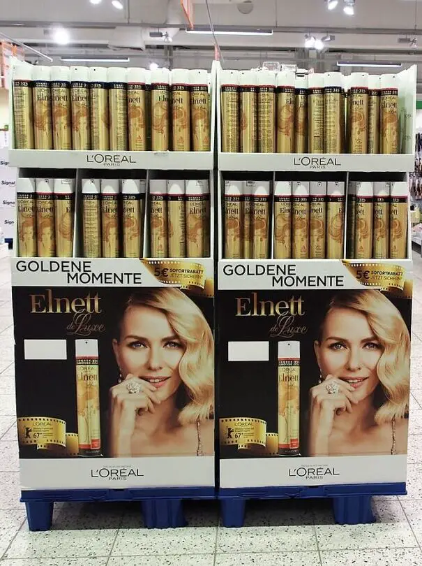 ¿Se puede llevar laca para el cabello en un avión?