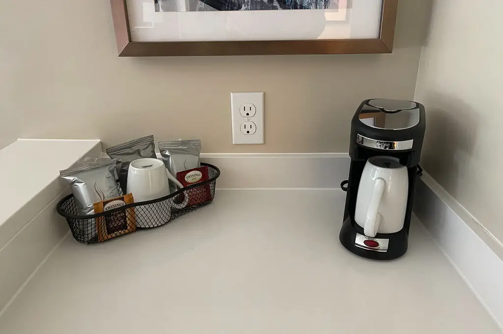 ¿El café y el té en su habitación de hotel son gratuitos?