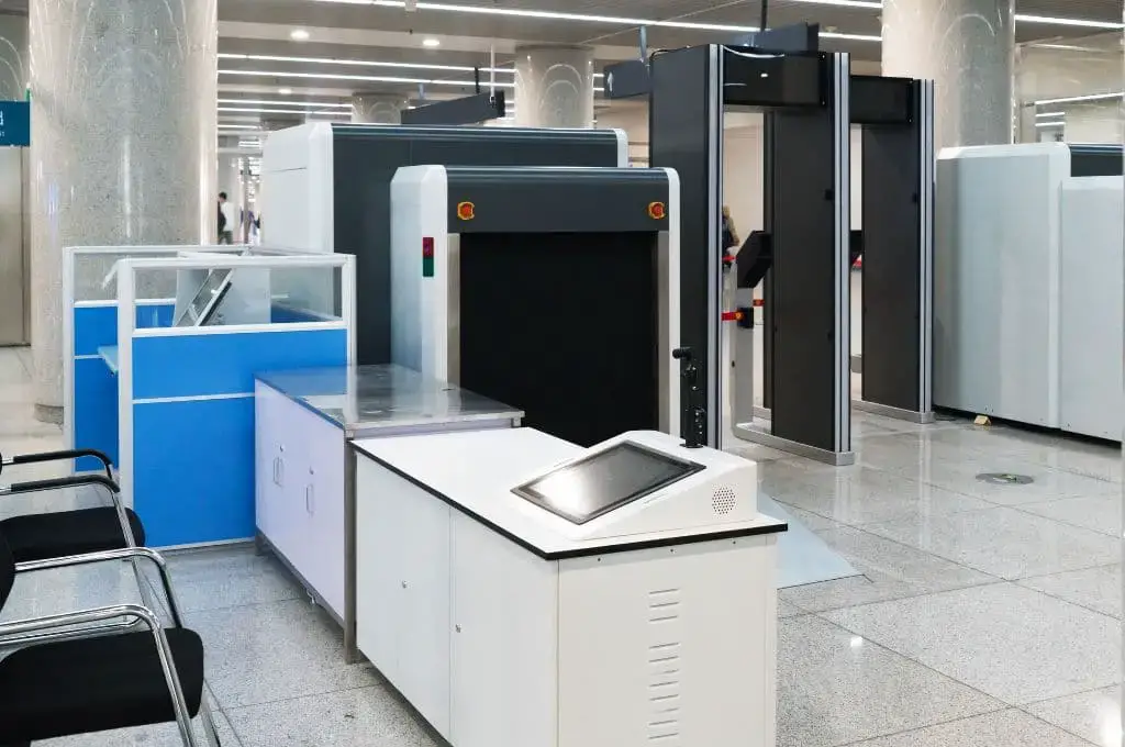 ¿Puede usar joyas a través de la seguridad del aeropuerto? [2022]