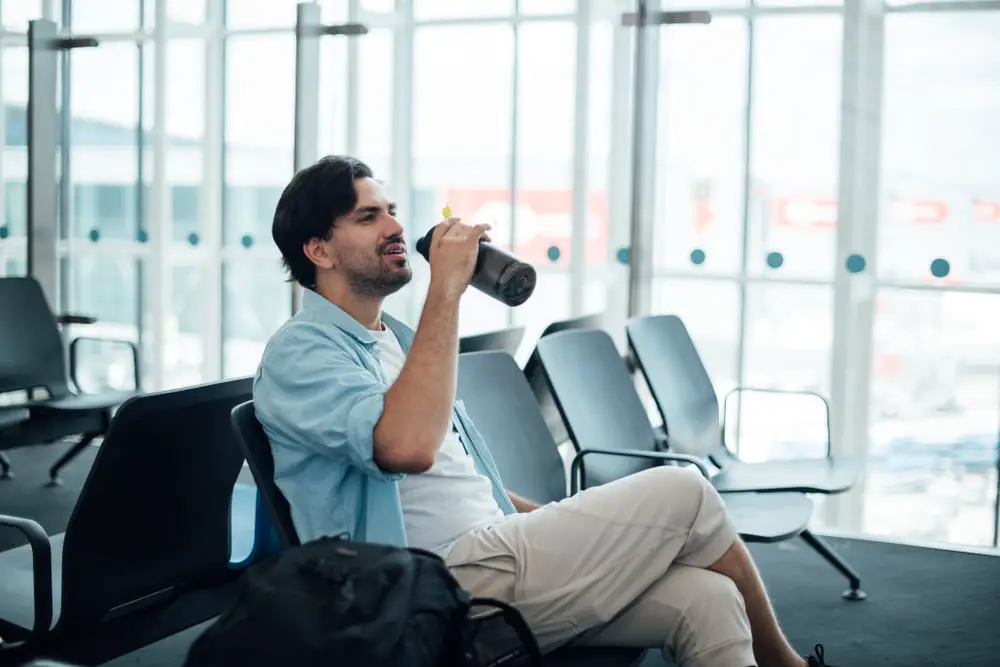 ¿Puedes llevar una botella de agua en un avión? (¿Lleno o Vacío?)