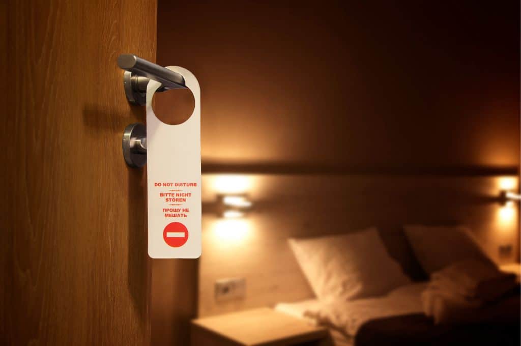 ¿Qué significa realmente No molestar en la puerta de tu hotel?
