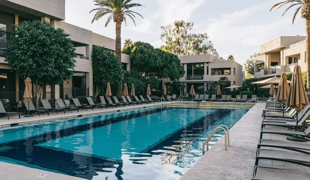 ¿Se puede llevar alcohol a un hotel?