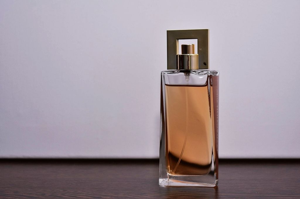 ¿Se puede llevar colonia o perfume en un avión? Reglas de la TSA [2022]