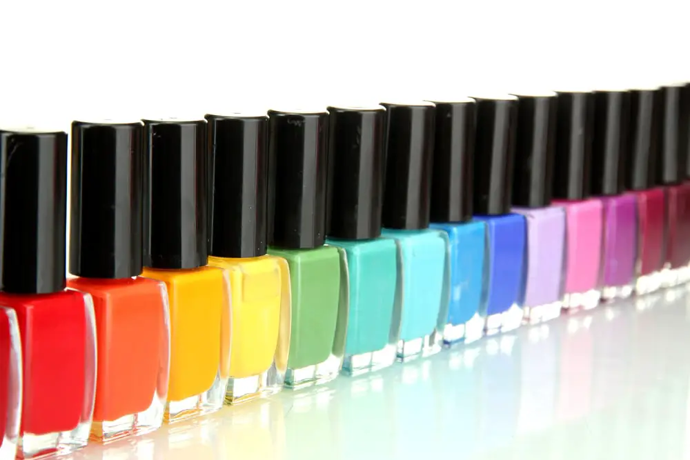 ¿Se puede llevar esmalte de uñas en un avión? (Conozca las reglas y regulaciones)